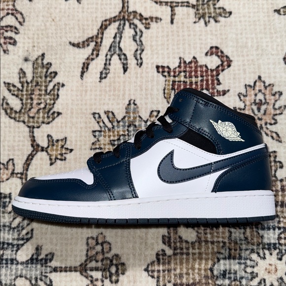 Air Jordan 1 Mids - Picture 1 of 4